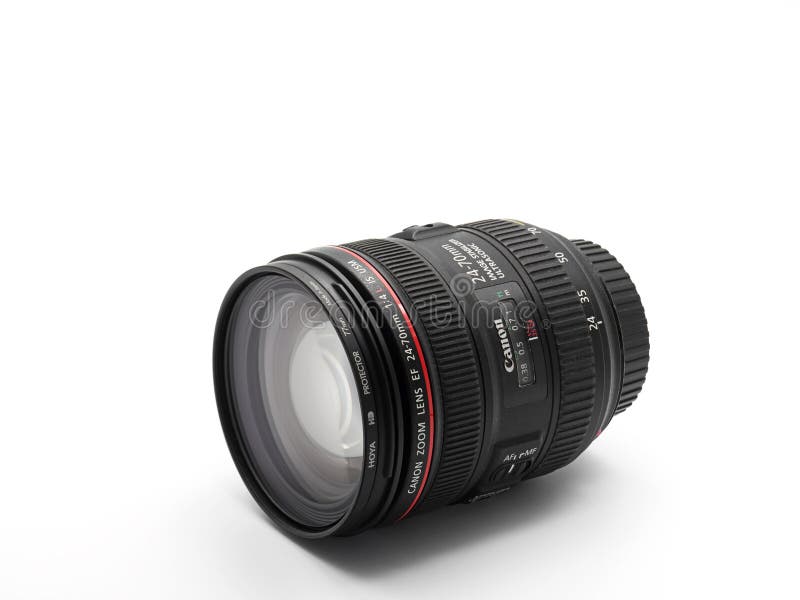 特写镜头佳能变焦镜头E-F 24-70mm f/4L是在白色隔绝的USM 库存照片