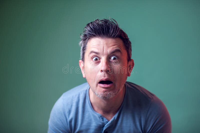 特写镜头画象冲击惊奇的或害怕的年轻人 人们，情感，生活方式 免版税图库摄影
