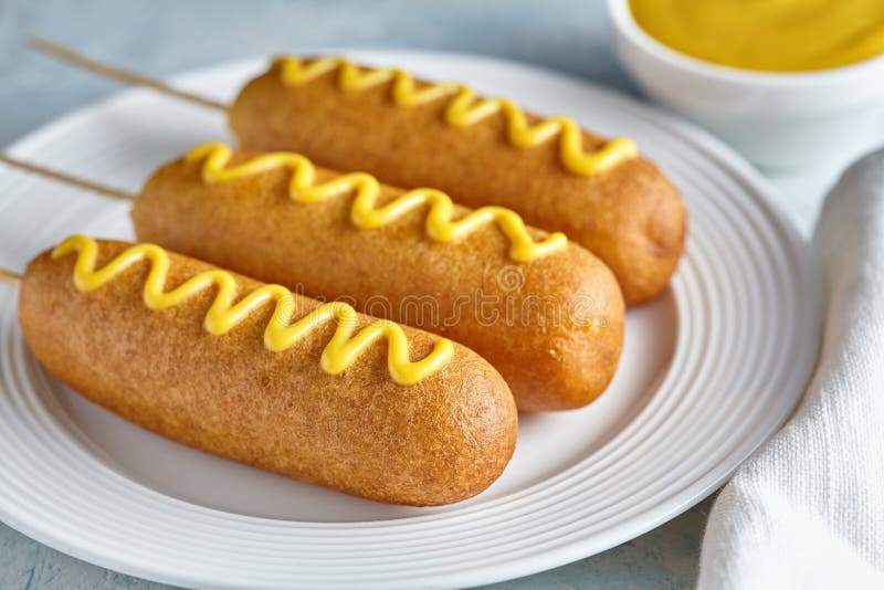 玉米面热狗传统美国corndog速食油炸了热狗香肠快餐用芥末 库存图片