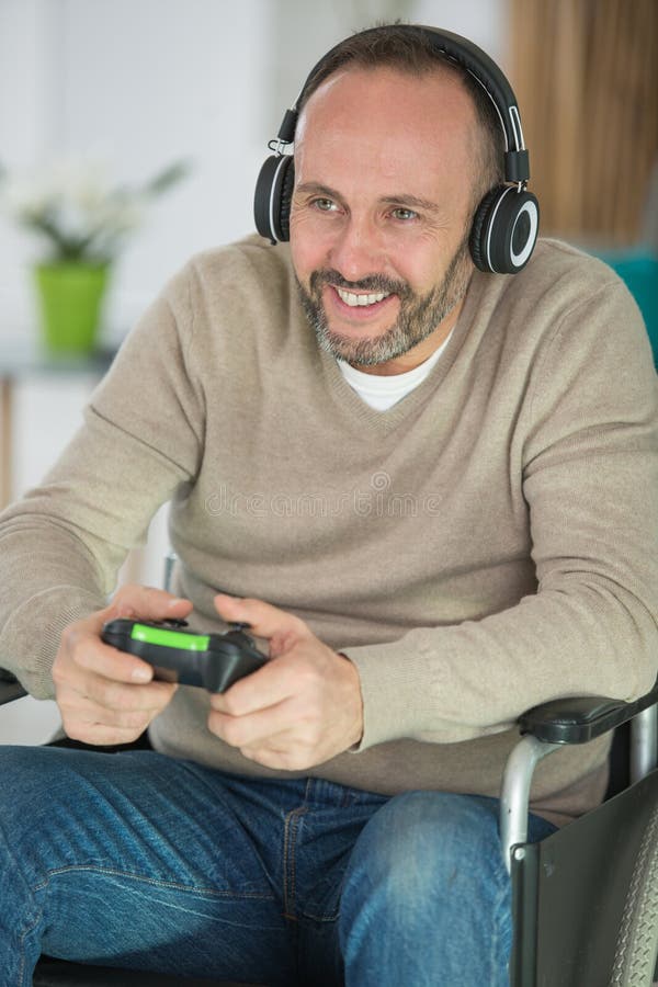 玩电子游戏的男子 免版税库存图片