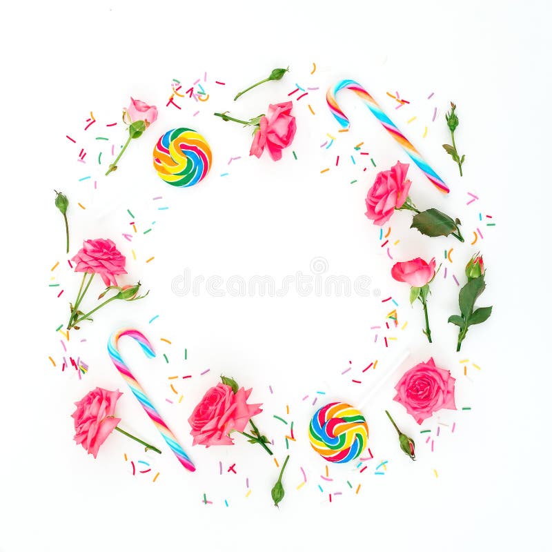 玫瑰色花圆的框架与瓣和明亮的冰糖的在白色背景 平的位置,顶视图 库存图片 玫瑰色花圆的框架与瓣和明亮的冰糖的在白色背景 平的位置,顶视图 库存图片