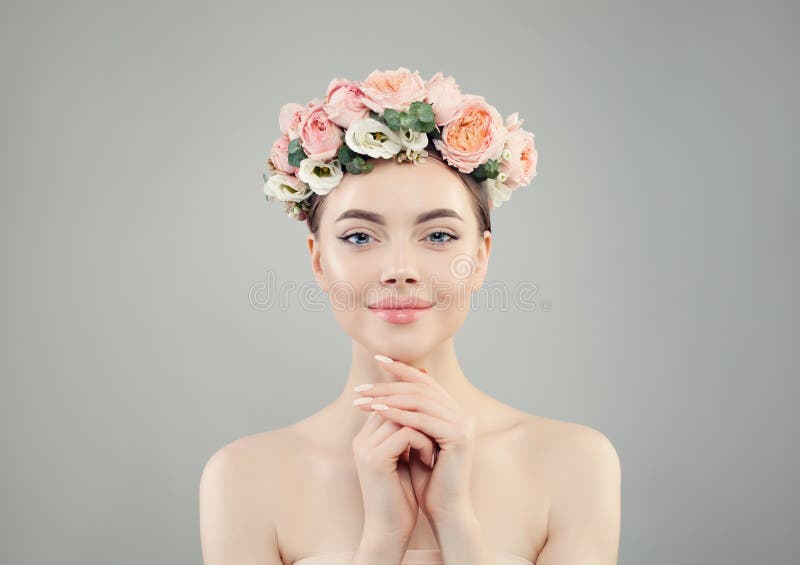 玫瑰色花的美丽的俏丽的妇女加冠画象 与清楚的皮肤和被修剪的钉子的健康温泉模型 库存图片 玫瑰色花的美丽的俏丽的妇女加冠画象 与清楚的皮肤和被修剪的钉子的健康温泉模型 库存图片
