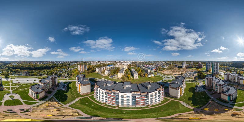 现代多层多公寓庭院高高空中全无缝球hdri 360全景 免版税库存图片