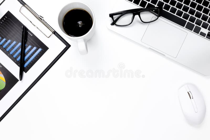 现代工作场所平的被摆的办公桌桌子有膝上型计算机的在白色桌、顶视图膝上型计算机背景和拷贝空间上在白色 库存照片 现代工作场所平的被摆的办公桌桌子有膝上型计算机的在白色桌、顶视图膝上型计算机背景和拷贝空间上在白色 库存照片