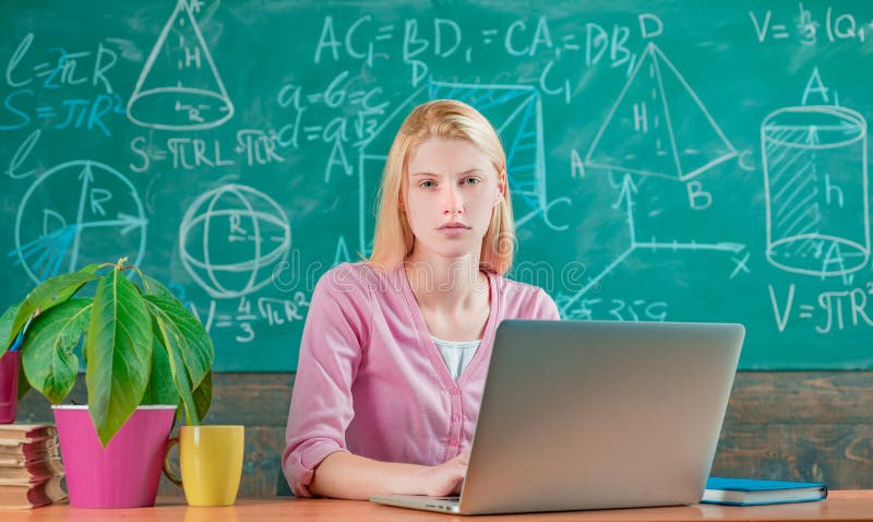 现代教育 r 远程教育 学生可爱的白肤金发的女孩教室黑板背景 ?? 库存图片 现代教育 r 远程教育 学生可爱的白肤金发的女孩教室黑板背景 ?? 库存图片