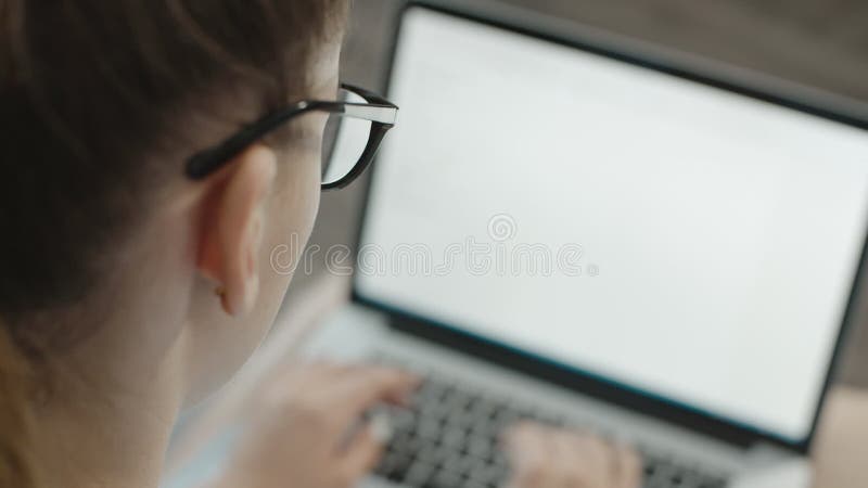 玻璃的学生十几岁的女孩键入在膝上型计算机的，为检查做准备使用笔记本