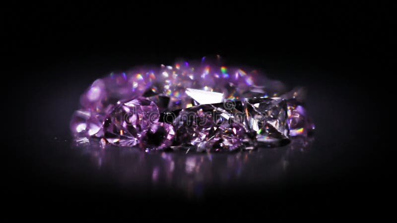 珠宝在转动紫罗兰色的口气的石头堆