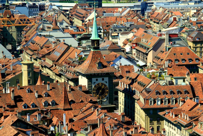 瑞士伯尔尼带红色屋顶建筑的历史部分和zytglogge天文钟塔
