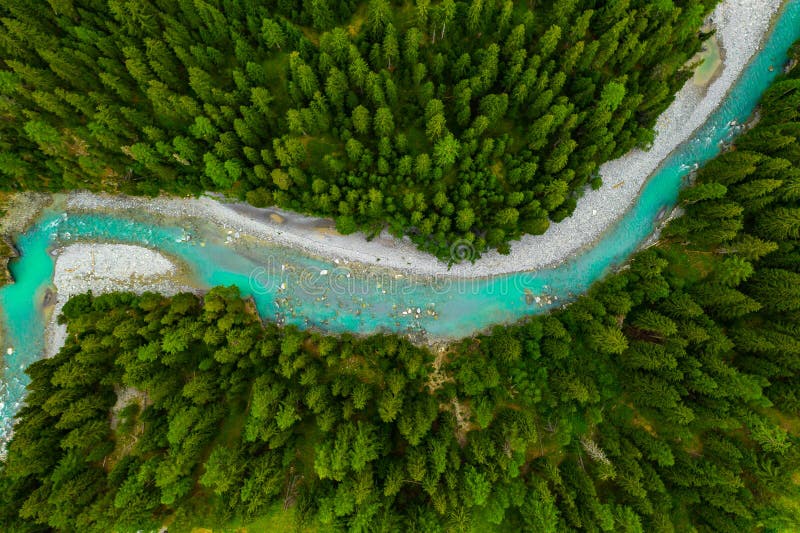 瑞士森林里的河 在山中蓝色的河流上，无人机的空中视野