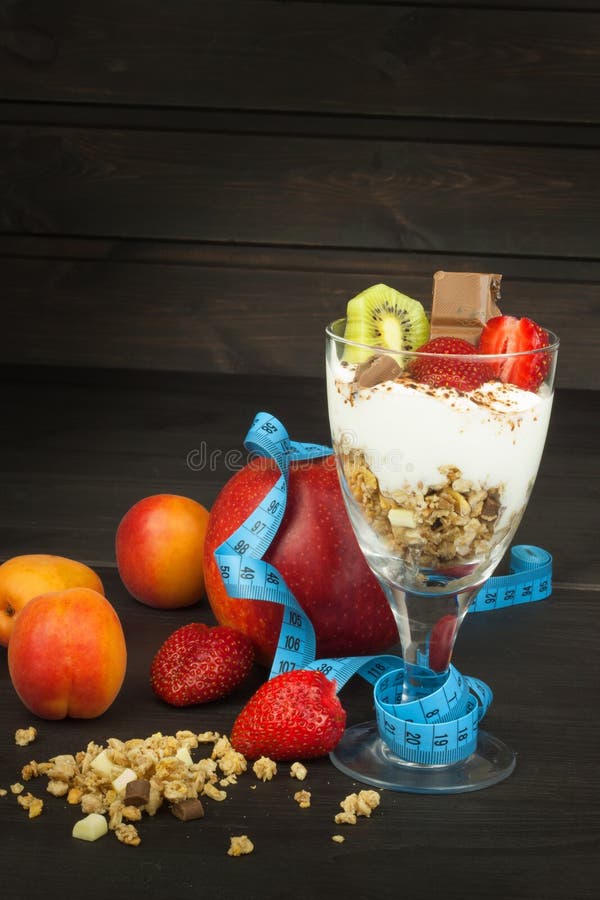 Download 玻璃用酸奶和muesli 运动员的健康膳食补充剂 早餐Muesli和果子的Cheerios 库存照片 - 图片 包括有 健康, 螺母: 72367634