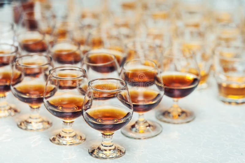 玻璃行用威士忌酒或科涅克白兰地在桌上 强的酒精在酒吧或餐馆 库存图片 玻璃行用威士忌酒或科涅克白兰地在桌上 强的酒精在酒吧或餐馆 库存图片