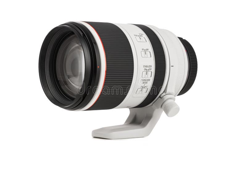 瓦尔纳保加利亚2020年8月05日 : 佳能rf 70200mm f 28l的图像为usm透镜，白色背景. 佳能是世界最大的 库存照片