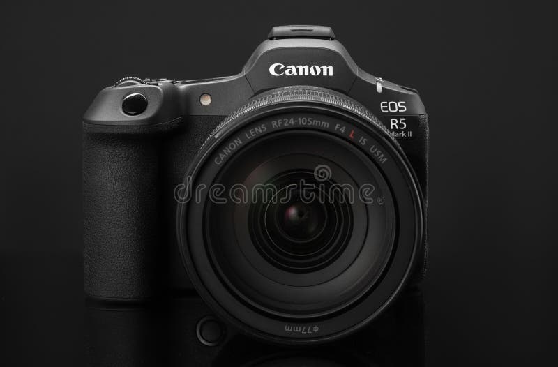 瓦尔纳保加利亚8月31日2024 : 佳能eos r5 mark ii无镜数码相机佳能rf 24105 mm f 4 usm镜头图像 库存图片