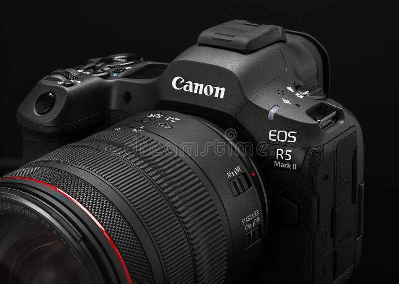 瓦尔纳保加利亚8月31日2024 : 佳能eos r5 mark ii无镜数码相机佳能rf 24105 mm f 4 usm镜头图像 库存图片
