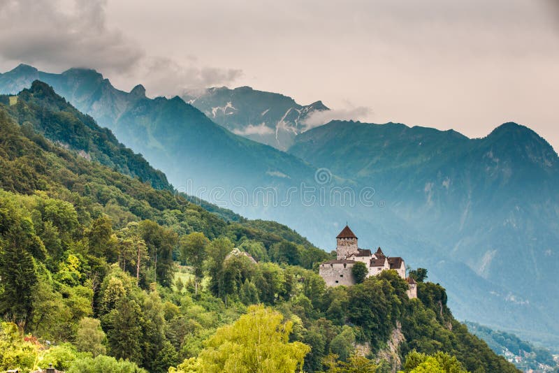 瓦杜兹城堡和阿尔卑斯，列支敦士登宽看法