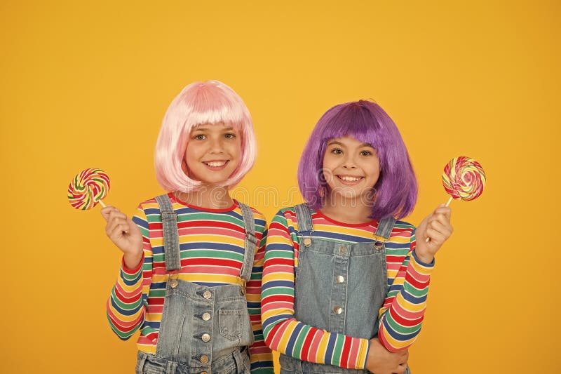 甜蜜的生活 Cosplay派对概念 快乐的小女孩 动画粉丝 有人造发型的孩子吃棒棒糖 库存照片 甜蜜的生活 Cosplay派对概念 快乐的小女孩 动画粉丝 有人造发型的孩子吃棒棒糖 库存照片