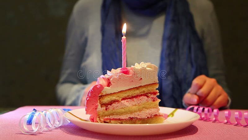 生日快乐-单独年轻女人吹灭蛋糕蜡烛