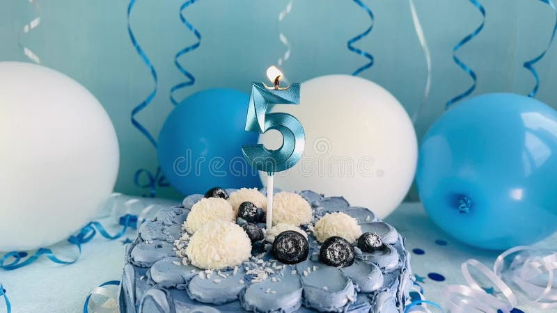 生日蛋糕，蓝白气球的五根蜡烛