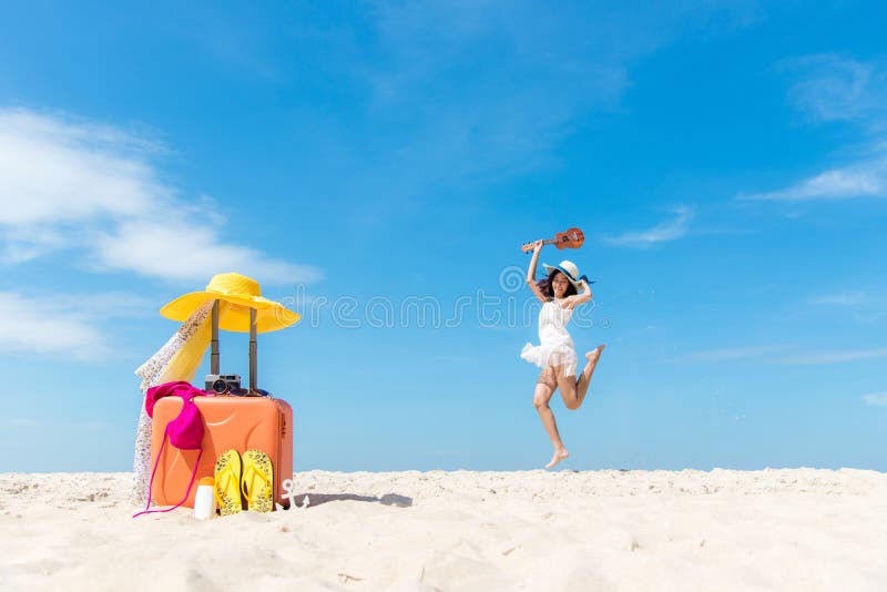 生活方式的年轻女人在夏日海滩上放松 亚洲旅游人士在度假中跳跃而寒意 免版税库存图片 生活方式的年轻女人在夏日海滩上放松 亚洲旅游人士在度假中跳跃而寒意 免版税库存图片