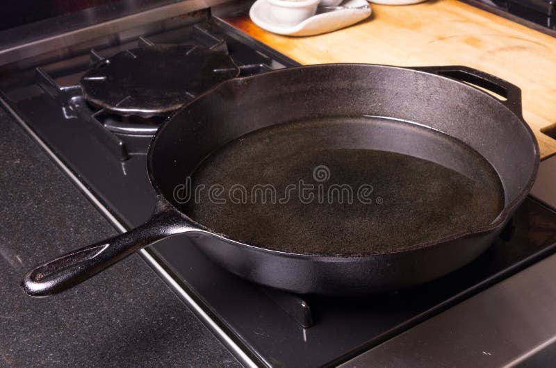 生铁长柄浅锅或在火炉的炸锅