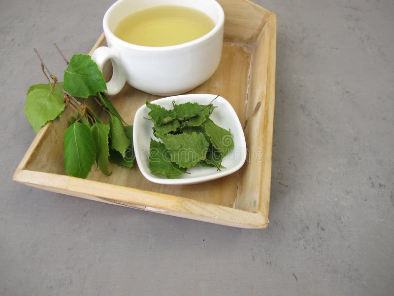 用小托盘上的桦树干做的草茶 免版税库存图片
