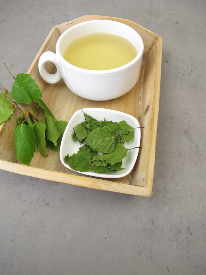用小托盘上的桦树干做的草茶 免版税库存图片