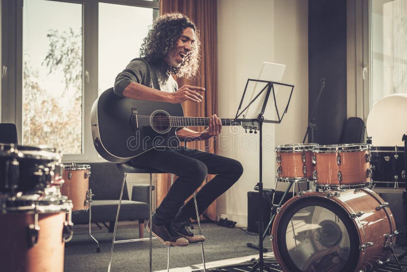 用平板电话教学生. 库存照片