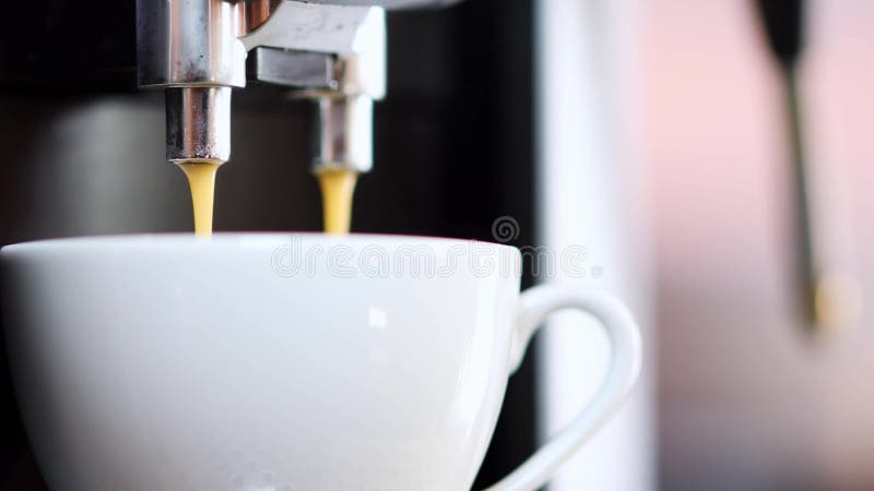 用浓咖啡机煮新咖啡 股票录像