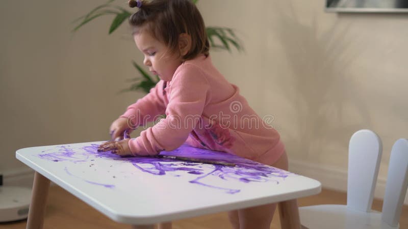 用紫色油漆刷白桌的幼女 创意儿童乱局 在家学习 股票视频. 视频 包括有 教育, 创造性, 艺术性, 油漆 - 183392451