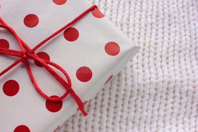 用红白包装纸包裹的礼盒，用缎带和白色背景捆绑. 当前的表的开销视图