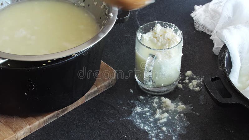 用羊乳乳清制作鲜奶酪 股票录像