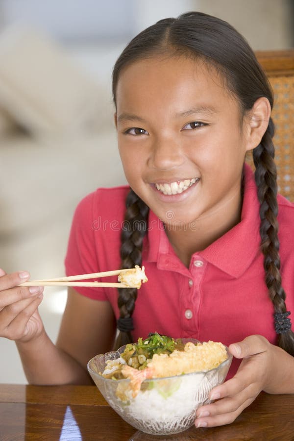 用餐的汉语吃食物女孩空间年轻人 免版税图库摄影