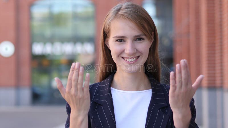 由年轻女商人的邀请的姿态