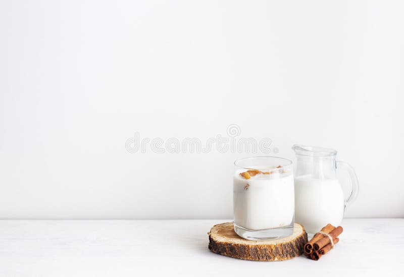 由豆奶与肉桂和发酵乳制成的饮食甜果胶 免版税库存照片