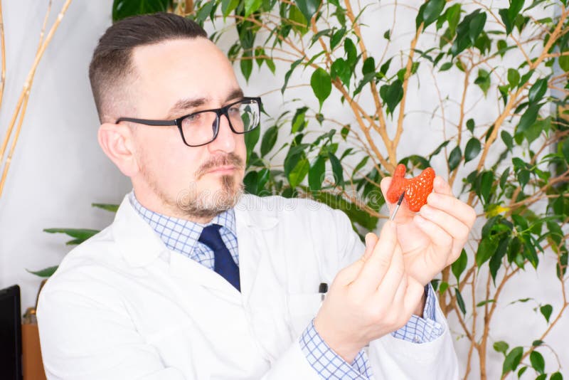 关于理解甲状腺疾病的概念照片。医生指着器官的解剖模型上的甲状腺 免版税库存照片