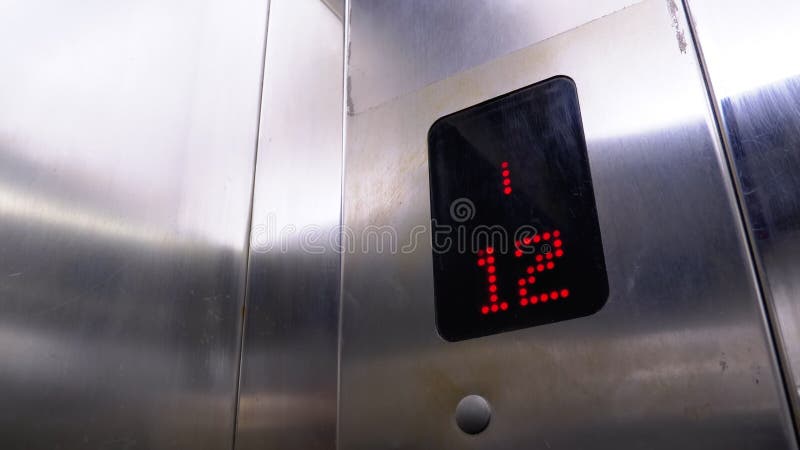 电梯中的数字显示：从24楼到1楼