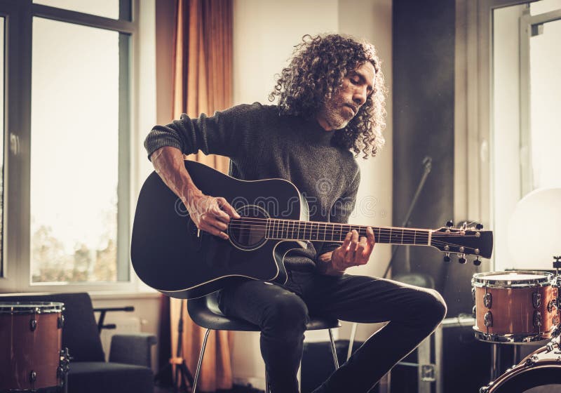男性乐器演奏家弹奏原声吉他 库存图片