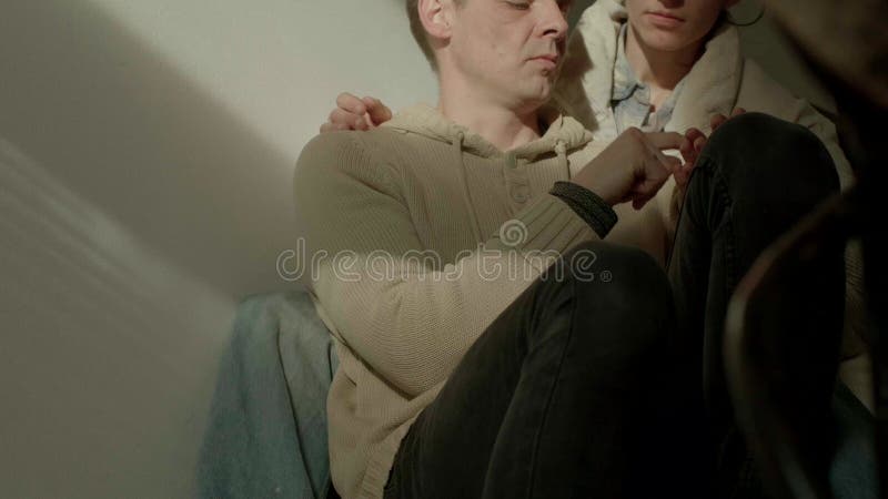 男人和女人舒服地坐在沙发上 影视素材