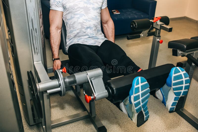 男人正在健身房训练 穿运动鞋和运动服的年轻人正在锻炼肌肉 每 库存图片 男人正在健身房训练 穿运动鞋和运动服的年轻人正在锻炼肌肉 每 库存图片