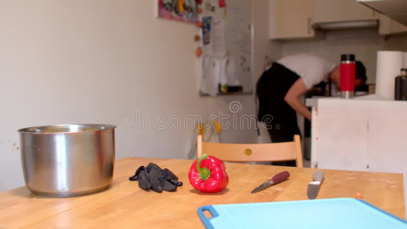男士在舒适的家庭厨房环境中用新鲜蔬菜烹饪 股票录像