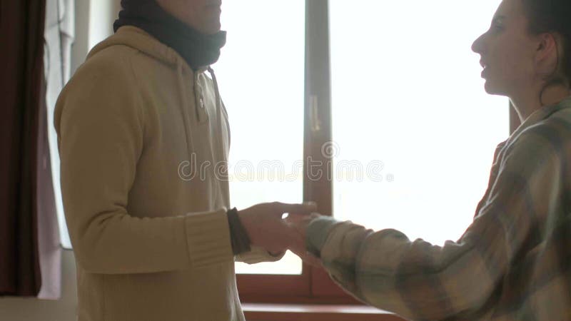 男女用手在阳光明媚的窗前分享一瞬间 影视素材