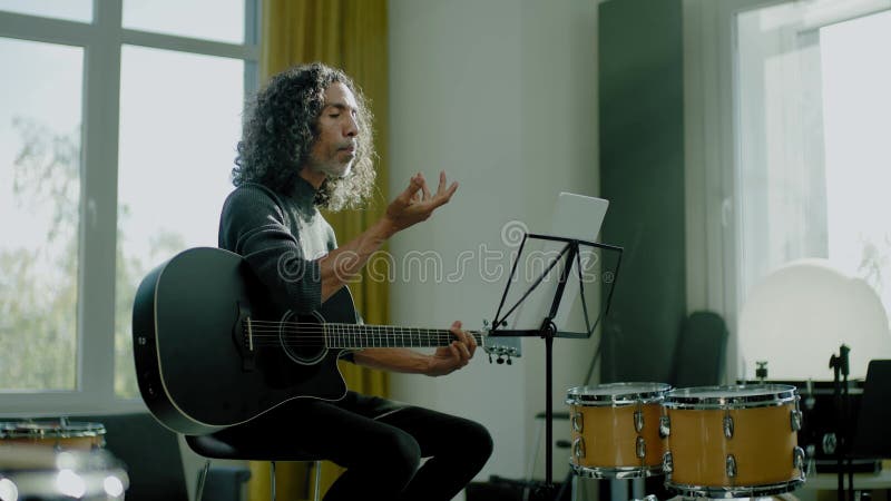 男音乐家在线教学生. 股票录像