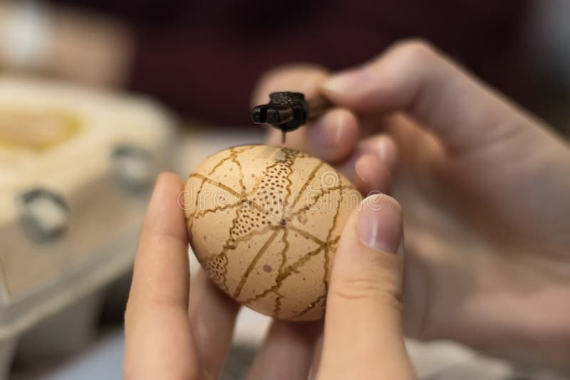 画与在鸡蛋的蜂蜡 库存图片