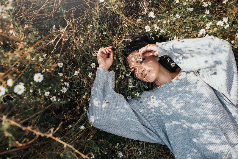 画象水平有吸引力的白种人妇女微笑和感到自由和梦想在有拷贝空间的草甸 美丽的浅黑肤色的男人 库存照片 画象水平有吸引力的白种人妇女微笑和感到自由和梦想在有拷贝空间的草甸 美丽的浅黑肤色的男人 库存照片