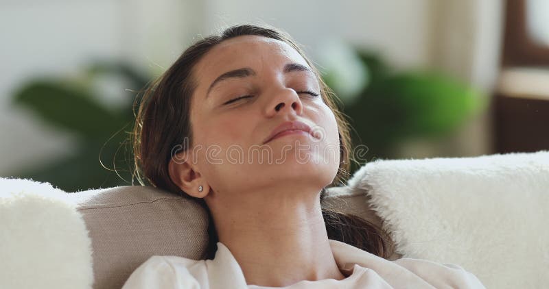 疲惫的混血女孩睡在舒适的沙发上 影视素材
