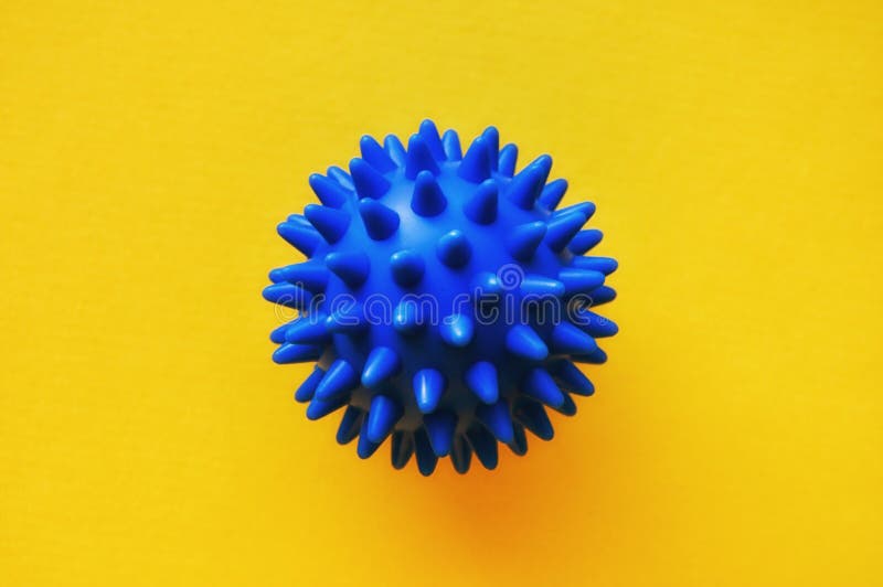 病毒细胞 冠状病毒,covid 19,黄色背景上的蓝球 库存图片 病毒细胞 冠状病毒,covid 19,黄色背景上的蓝球 库存图片