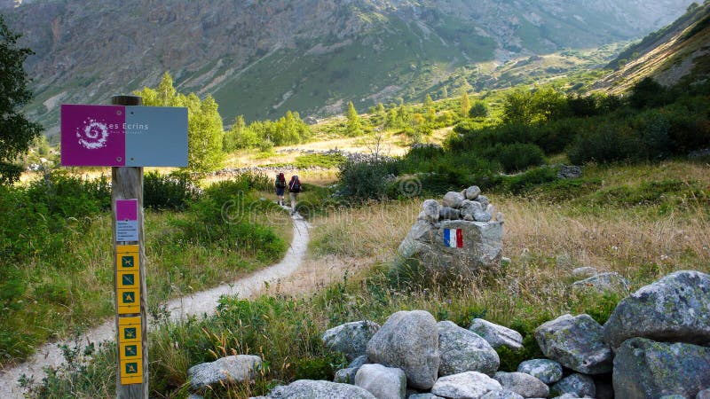登山者和徒步旅行者一串足迹的在法国阿尔卑斯