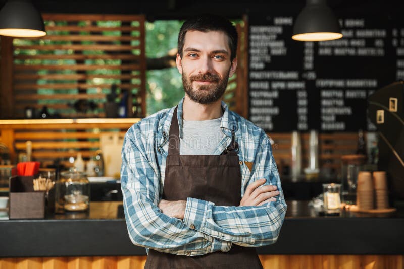 白种人barista人身分画象与在街道咖啡馆或咖啡馆横渡的胳膊的室外 免版税库存照片