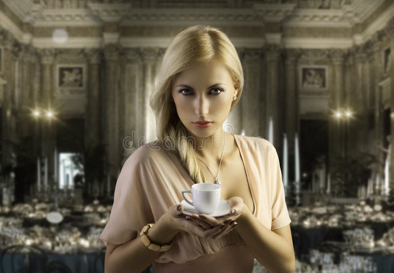 白肤金发的咖啡杯肉欲的妇女 免版税库存照片