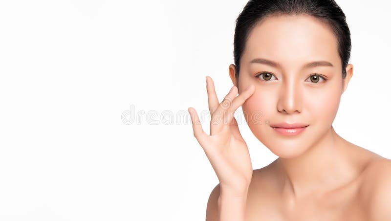 白背景脸部护理美容美容美容美容水疗美貌，皮肤洁净的亚洲年轻女性 免版税库存照片